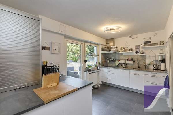 Bernkastel-Kues: Besonderes Anwesen mit parkartigem Garten und Garagen