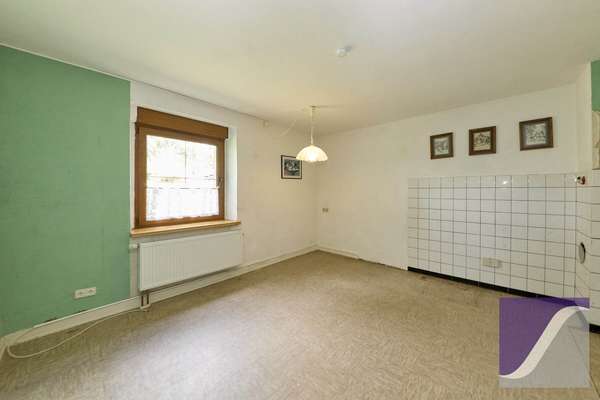 Berndorf: Renovierungsbedürftiges Wohnhaus mit Scheune und Garagen