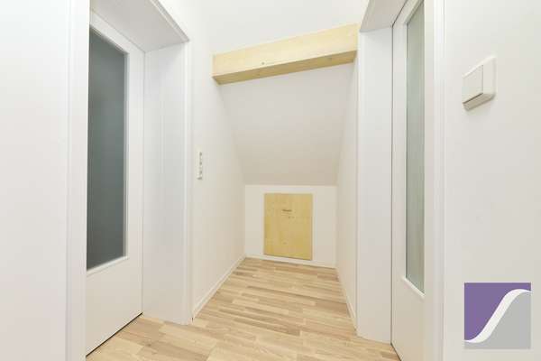 Burgen: Großzügiges Wohnhaus mit Terrasse und Außenstellplätzen