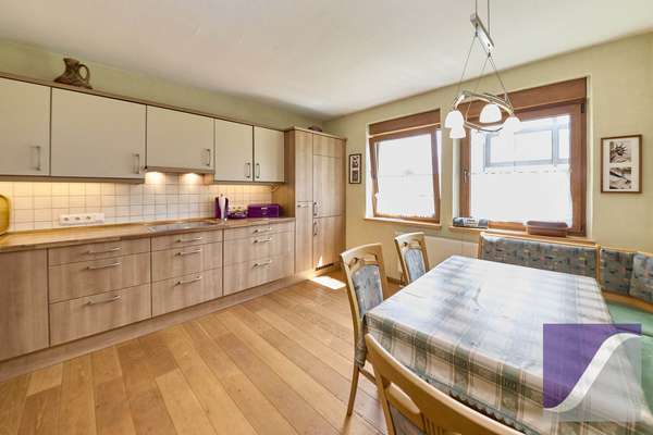 Berndorf: Renovierungsbedürftiges Wohnhaus mit Scheune und Garagen