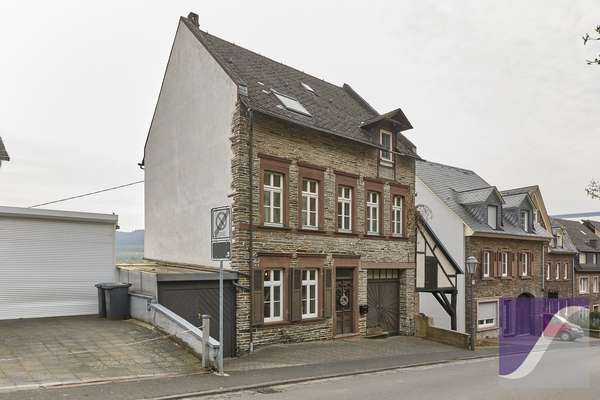 Ürzig: Wohnhaus mit 8 Zi., Panoramablick und Garten