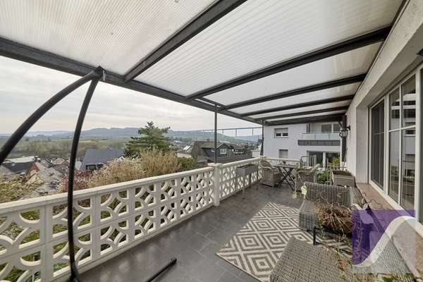 Ürzig: Wohnhaus mit 8 Zi., Panoramablick und Garten