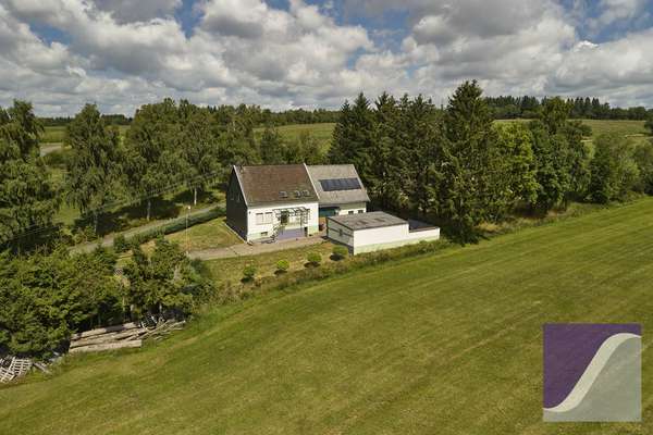 Berndorf: Renovierungsbedürftiges Wohnhaus mit Scheune und Garagen