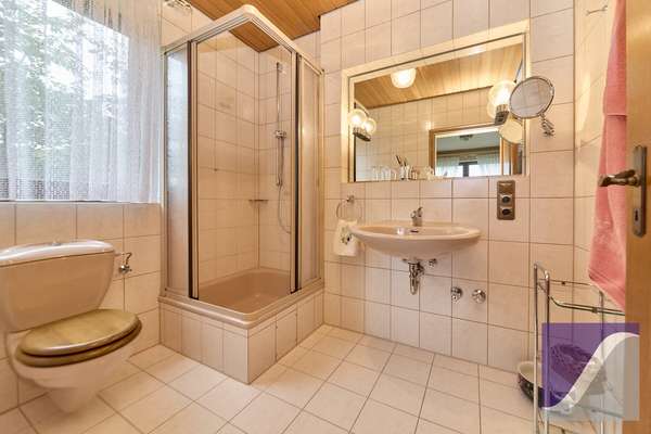 Veldenz: Zweifamilienhaus mit ELW und Fernblick