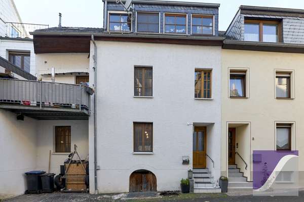 Zeltingen-Rachtig: Wohnhaus mit Balkon und PKW-Stellplatz