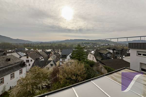 Ürzig: Wohnhaus mit 8 Zi., Panoramablick und Garten