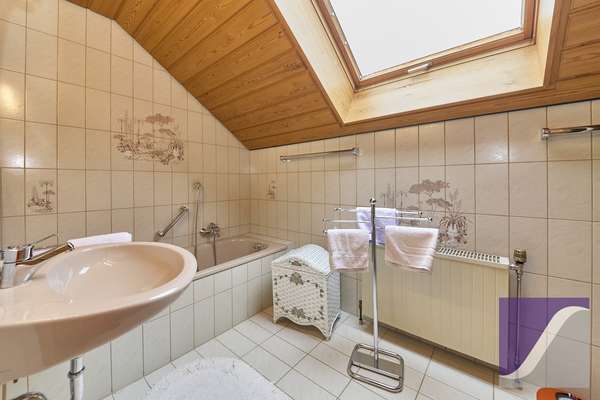 Veldenz: Zweifamilienhaus mit ELW und Fernblick