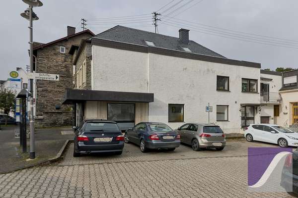 Mülheim: Zwei Häuser mit Garten und Parkplätzen zu einem Kaufpreis