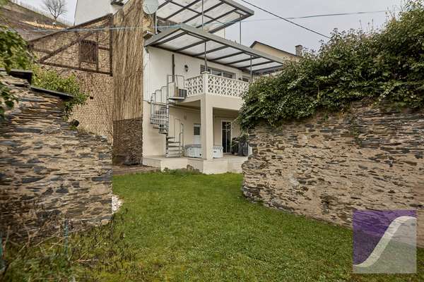 Ürzig: Wohnhaus mit 8 Zi., Panoramablick und Garten