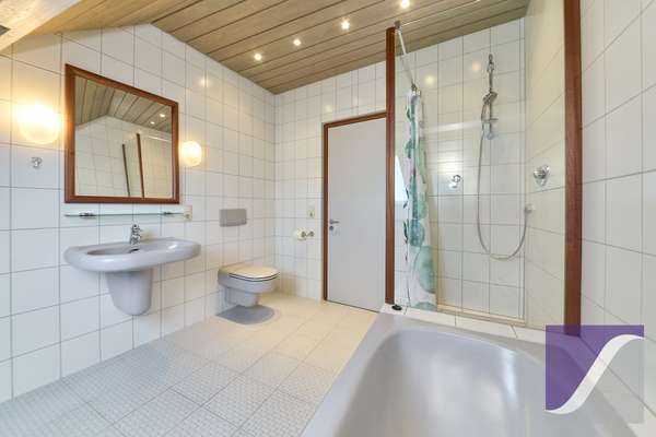 Lieser: 5-Zi.-Wohnung mit Dachterrasse und Fernblick