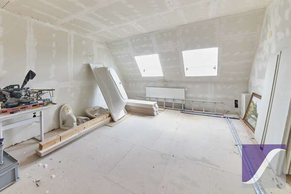 Berndorf: Renovierungsbedürftiges Wohnhaus mit Scheune und Garagen