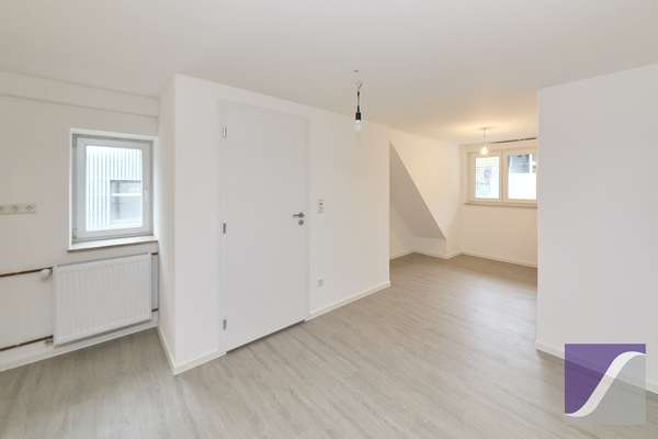 Burgen: Großzügiges Wohnhaus mit Terrasse und Außenstellplätzen