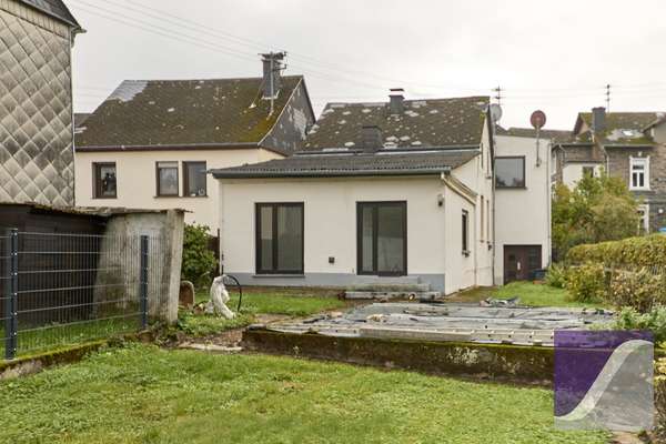 Mülheim: Zwei Häuser mit Garten und Parkplätzen zu einem Kaufpreis