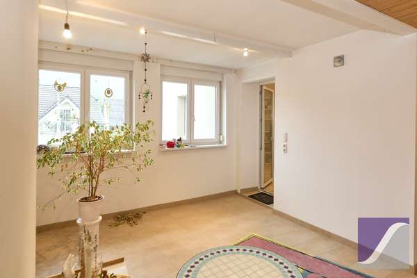 Burgen: Großzügiges Wohnhaus mit Terrasse und Außenstellplätzen
