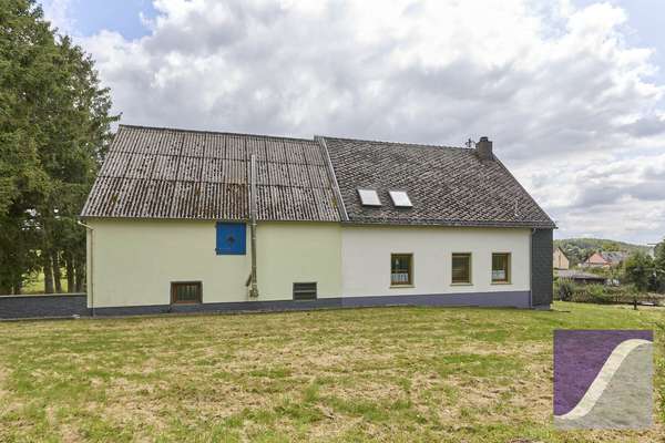 Berndorf: Renovierungsbedürftiges Wohnhaus mit Scheune und Garagen