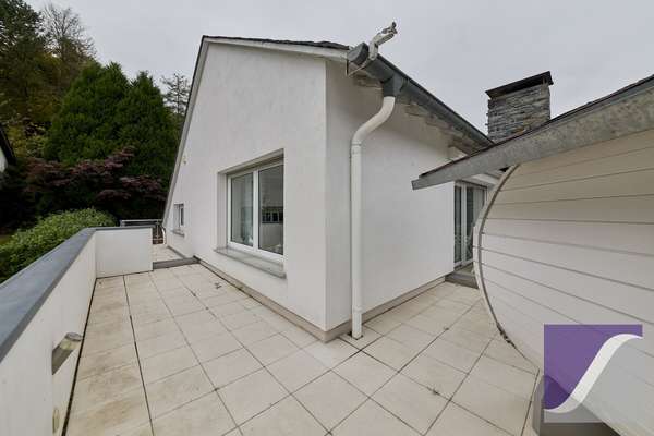 Bernkastel-Kues: Besonderes Anwesen mit parkartigem Garten und Garagen