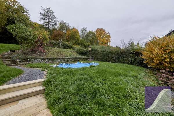 Bernkastel-Kues: Besonderes Anwesen mit parkartigem Garten und Garagen