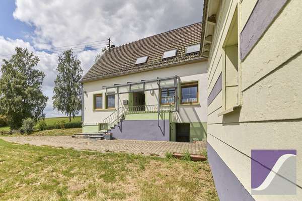 Berndorf: Renovierungsbedürftiges Wohnhaus mit Scheune und Garagen