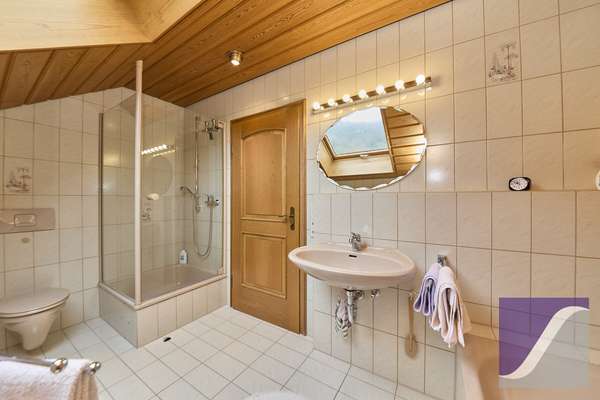 Veldenz: Zweifamilienhaus mit ELW und Fernblick