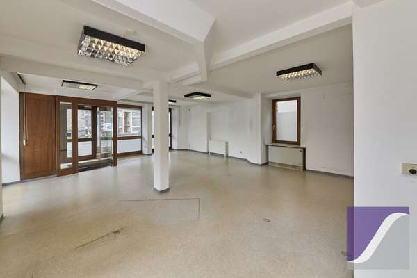 Mülheim: Zwei Häuser mit Garten und Parkplätzen zu einem Kaufpreis