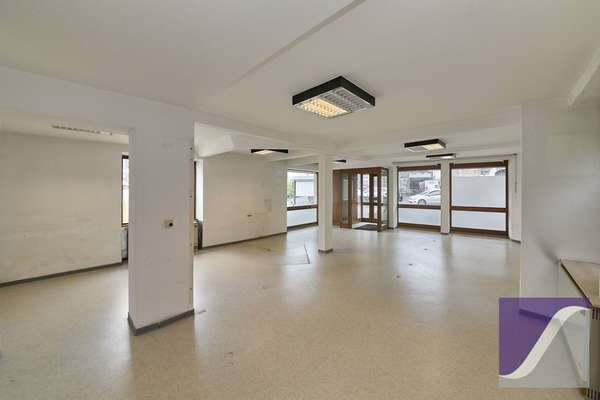 Mülheim: Zwei Häuser mit Garten und Parkplätzen zu einem Kaufpreis