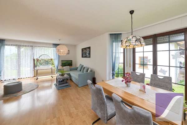 Bekond: Freistehendes Wohnhaus mit Garage und großzügigem Garten