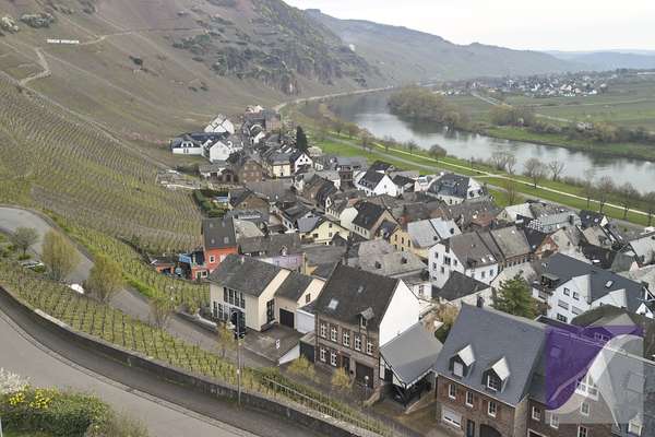Ürzig: Wohnhaus mit 8 Zi., Panoramablick und Garten