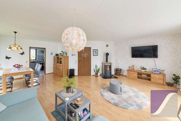 Bekond: Freistehendes Wohnhaus mit Garage und großzügigem Garten