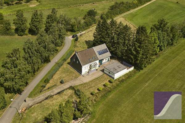 Berndorf: Renovierungsbedürftiges Wohnhaus mit Scheune und Garagen