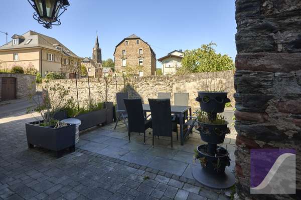Bernkastel-Kues: Charmantes Fachwerkjuwel an der Mosel