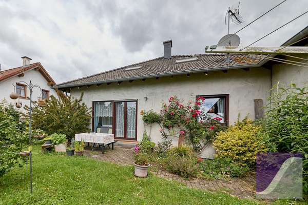 Bekond: Freistehendes Wohnhaus mit Garage und großzügigem Garten