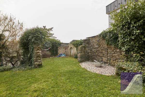 Ürzig: Wohnhaus mit 8 Zi., Panoramablick und Garten