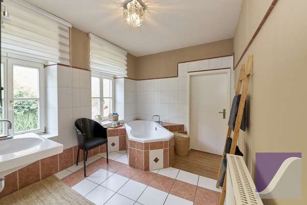 Ürzig: Wohnhaus mit 8 Zi., Panoramablick und Garten