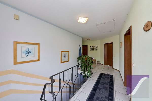 Bekond: Freistehendes Wohnhaus mit Garage und großzügigem Garten