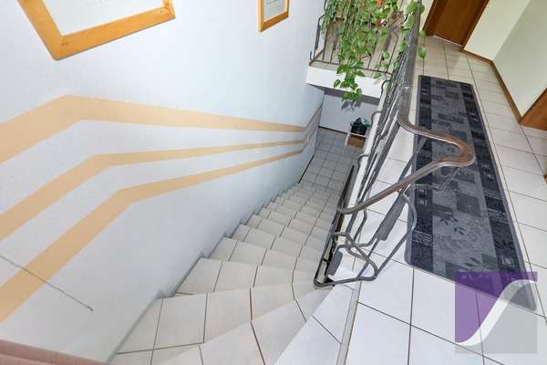 Bekond: Freistehendes Wohnhaus mit Garage und großzügigem Garten