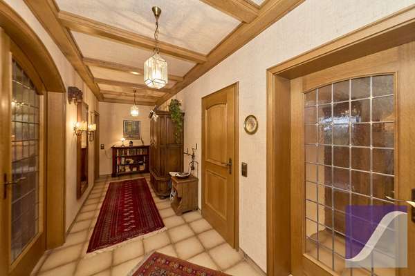 Veldenz: Zweifamilienhaus mit ELW und Fernblick