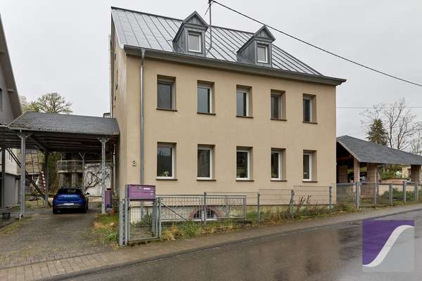 Burgen: Großzügiges Wohnhaus mit Terrasse und Außenstellplätzen