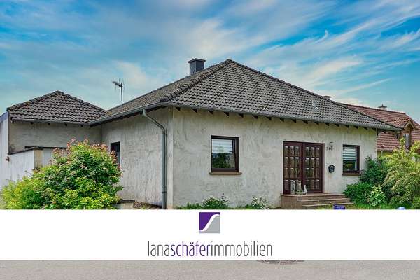 Bekond: Freistehendes Wohnhaus mit Garage und großzügigem Garten