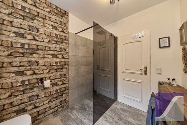 Bernkastel-Kues: Besonderes Anwesen mit parkartigem Garten und Garagen