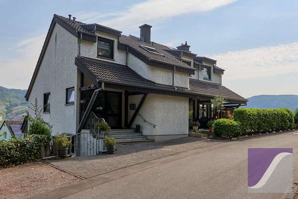 Bernkastel-Kues: Gepflegtes Mehrfamilienhaus mit Burg- und Fernblick