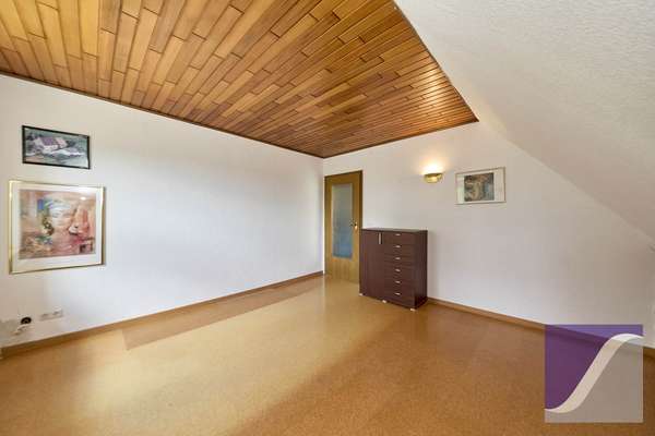 Berndorf: Renovierungsbedürftiges Wohnhaus mit Scheune und Garagen