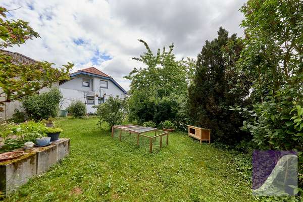 Bekond: Freistehendes Wohnhaus mit Garage und großzügigem Garten