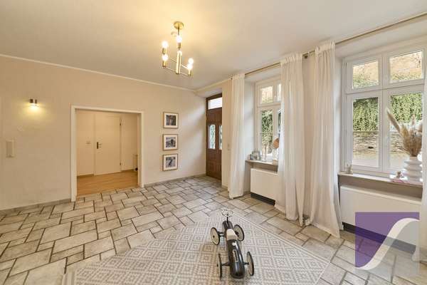 Ürzig: Wohnhaus mit 8 Zi., Panoramablick und Garten