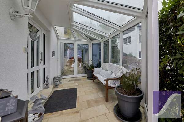 Bernkastel-Kues: Besonderes Anwesen mit parkartigem Garten und Garagen