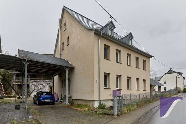 Burgen: Großzügiges Wohnhaus mit Terrasse und Außenstellplätzen
