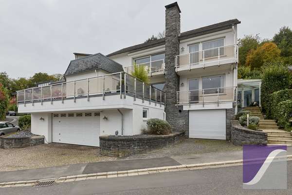 Bernkastel-Kues: Besonderes Anwesen mit parkartigem Garten und Garagen