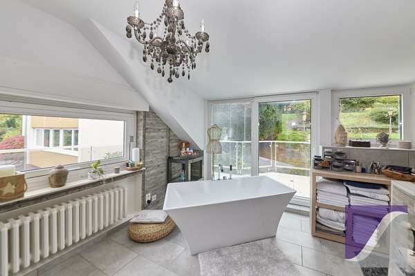 Bernkastel-Kues: Besonderes Anwesen mit parkartigem Garten und Garagen