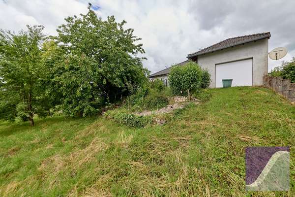 Bekond: Freistehendes Wohnhaus mit Garage und großzügigem Garten