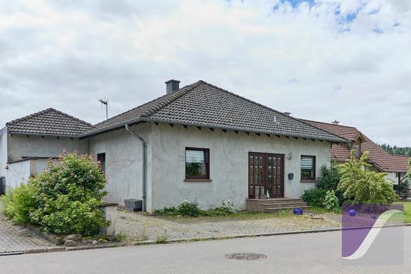 Bekond: Freistehendes Wohnhaus mit Garage und großzügigem Garten