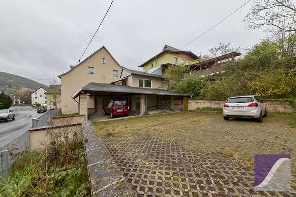 Burgen: Großzügiges Wohnhaus mit Terrasse und Außenstellplätzen